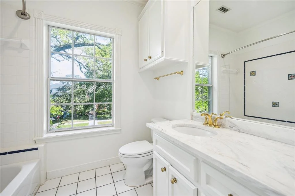 Photo of 2537 Addison Road