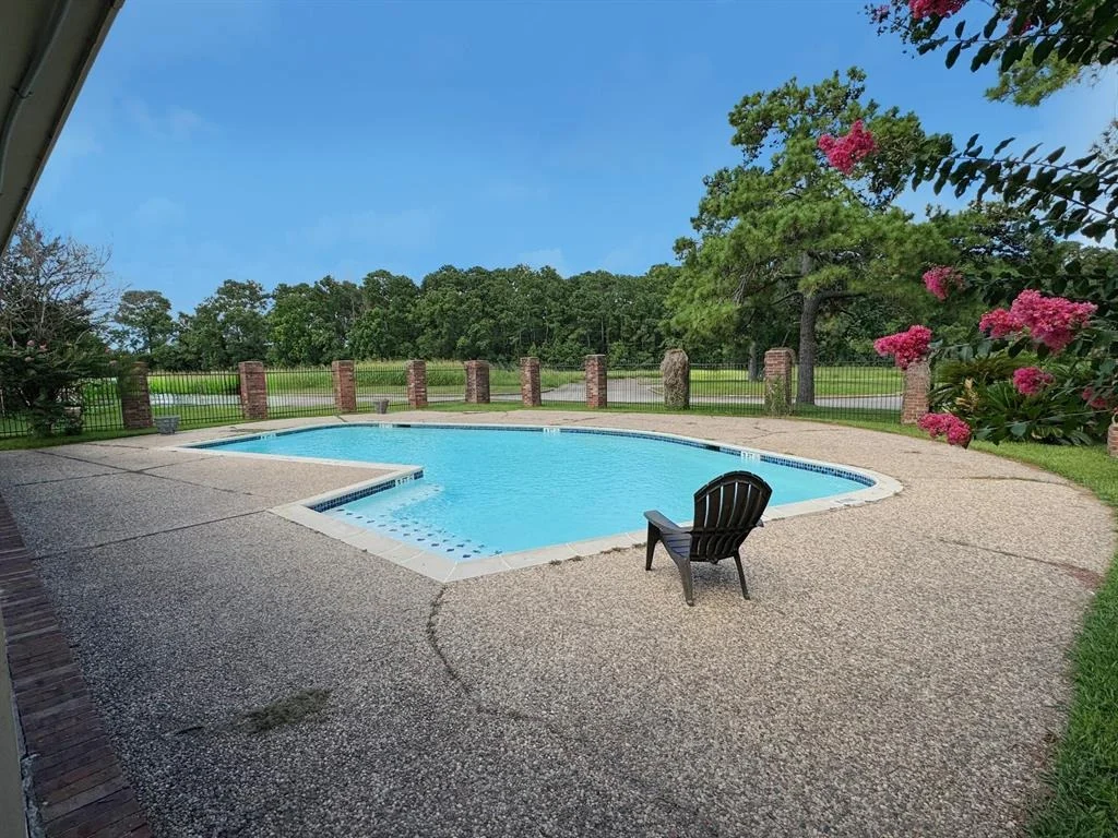 Photo of Unit 12A at 2501 Gulf Freeway
