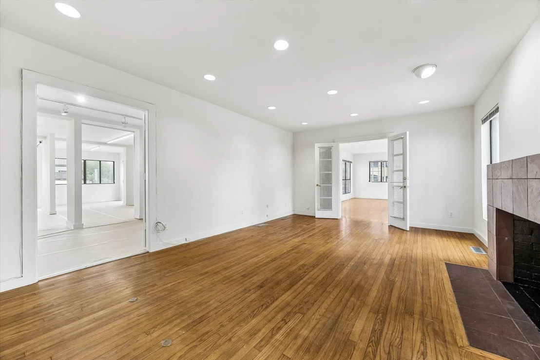 Photo of 2402 Commonwealth Street