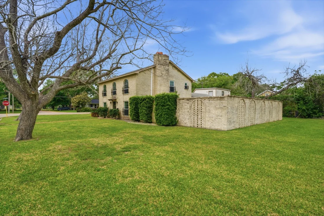 Photo of 1124 Estate Drive