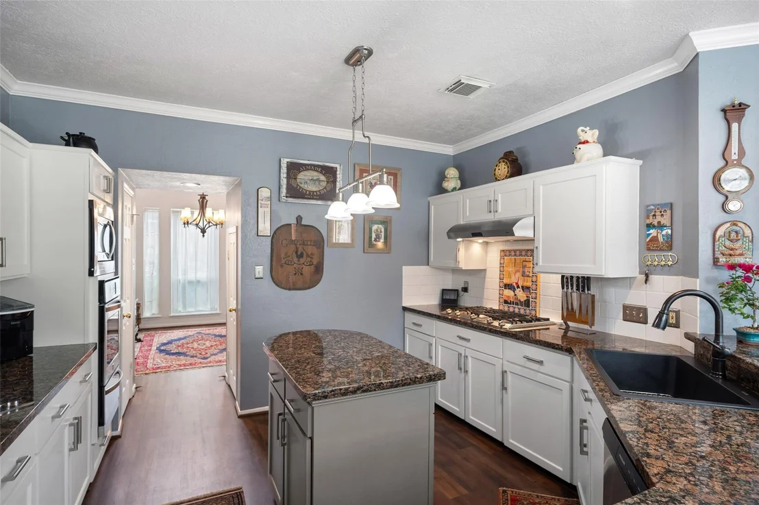 Photo of 16303 Avenplace Road