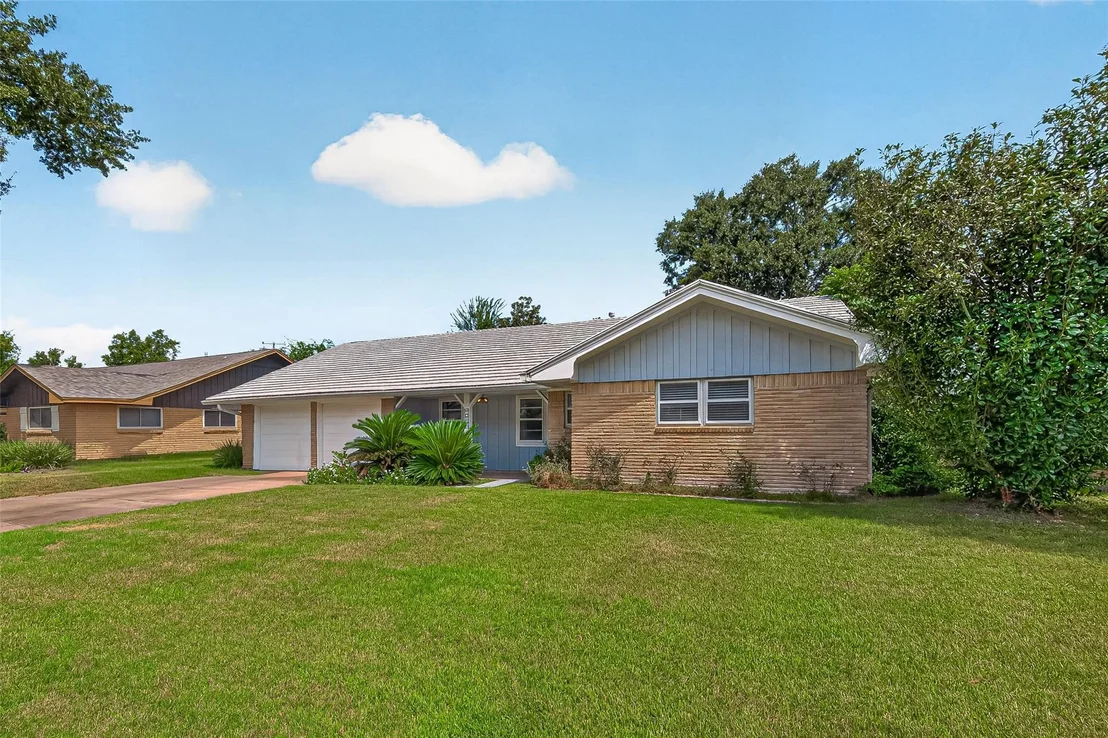 Photo of 10418 Hazelhurst Drive