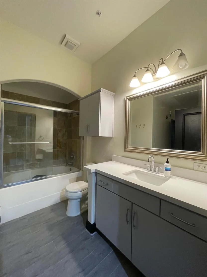 Photo of Unit 1213 at 1901 Post Oak Boulevard