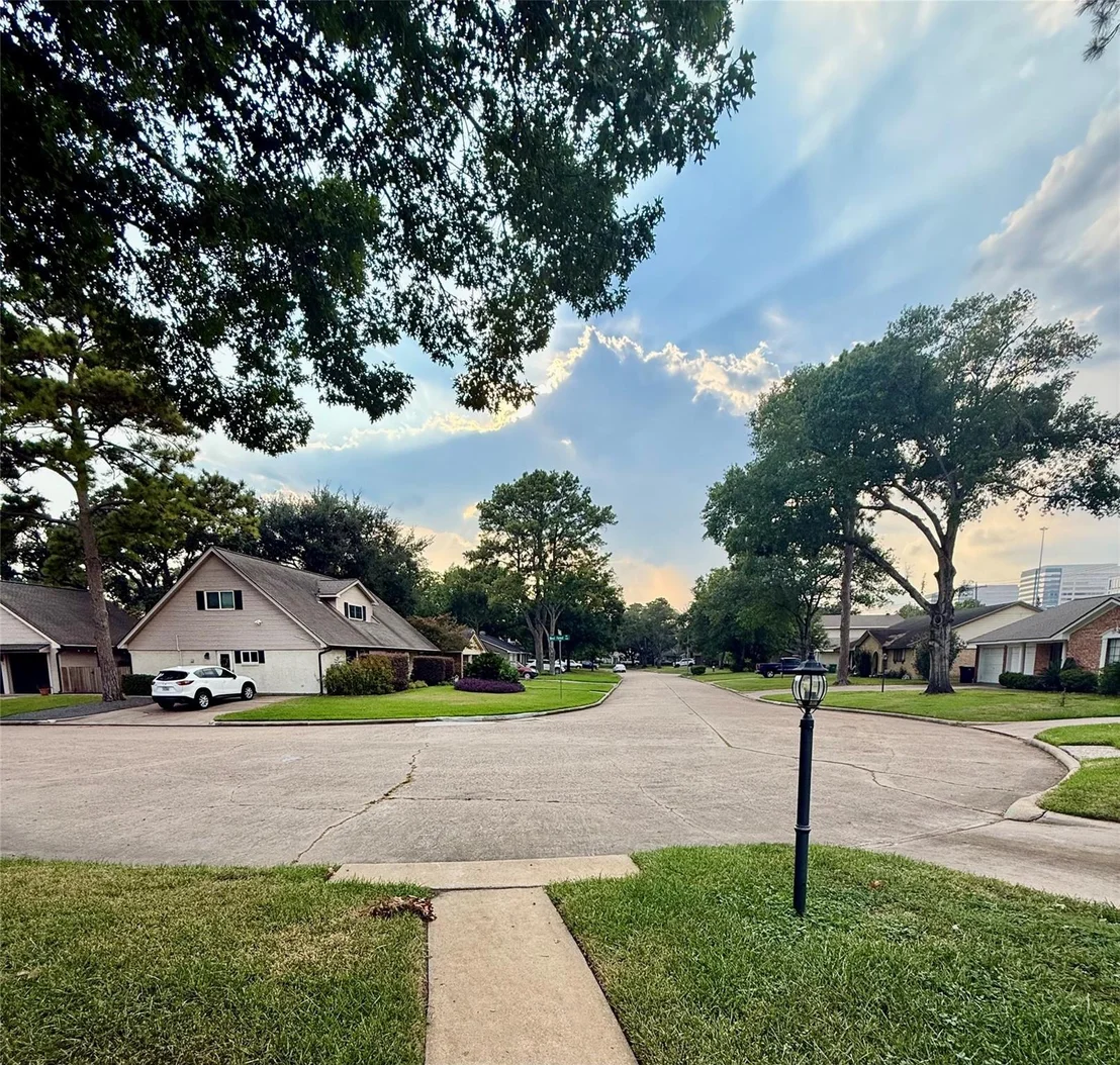 Photo of 930 W Forest Drive