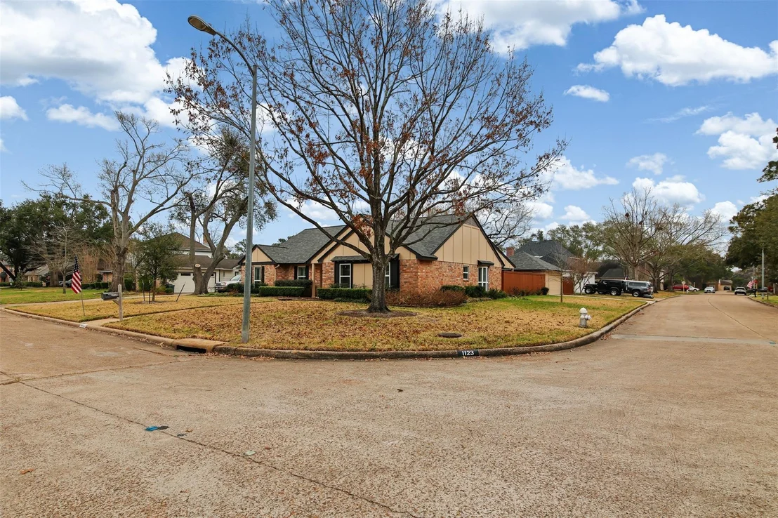 Photo of 1123 Oxborough Drive