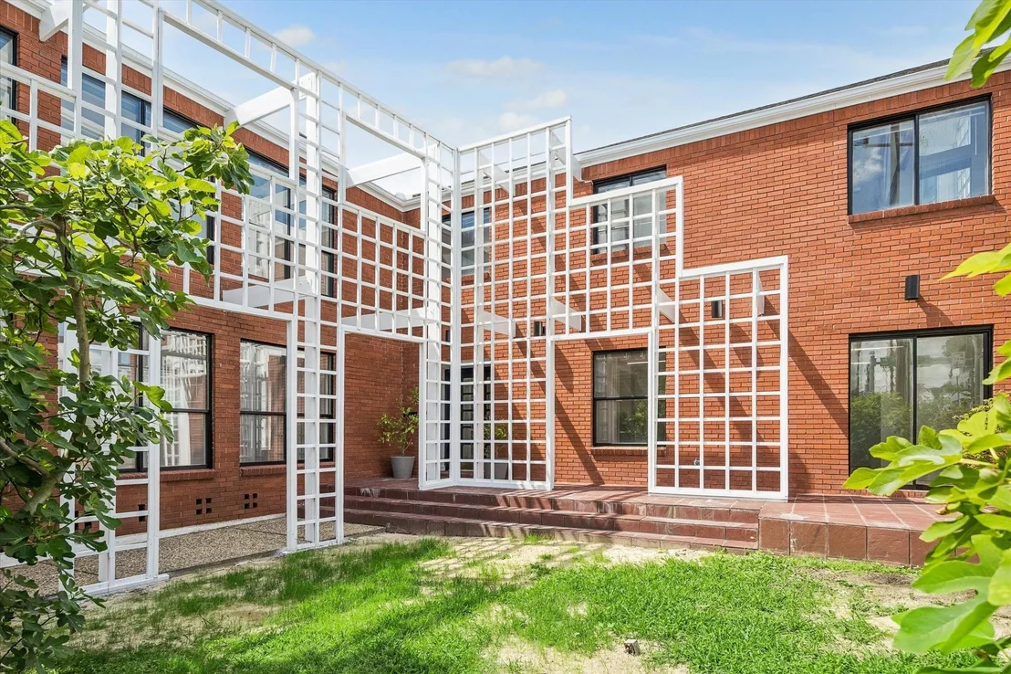 Photo of 2402 Commonwealth Street