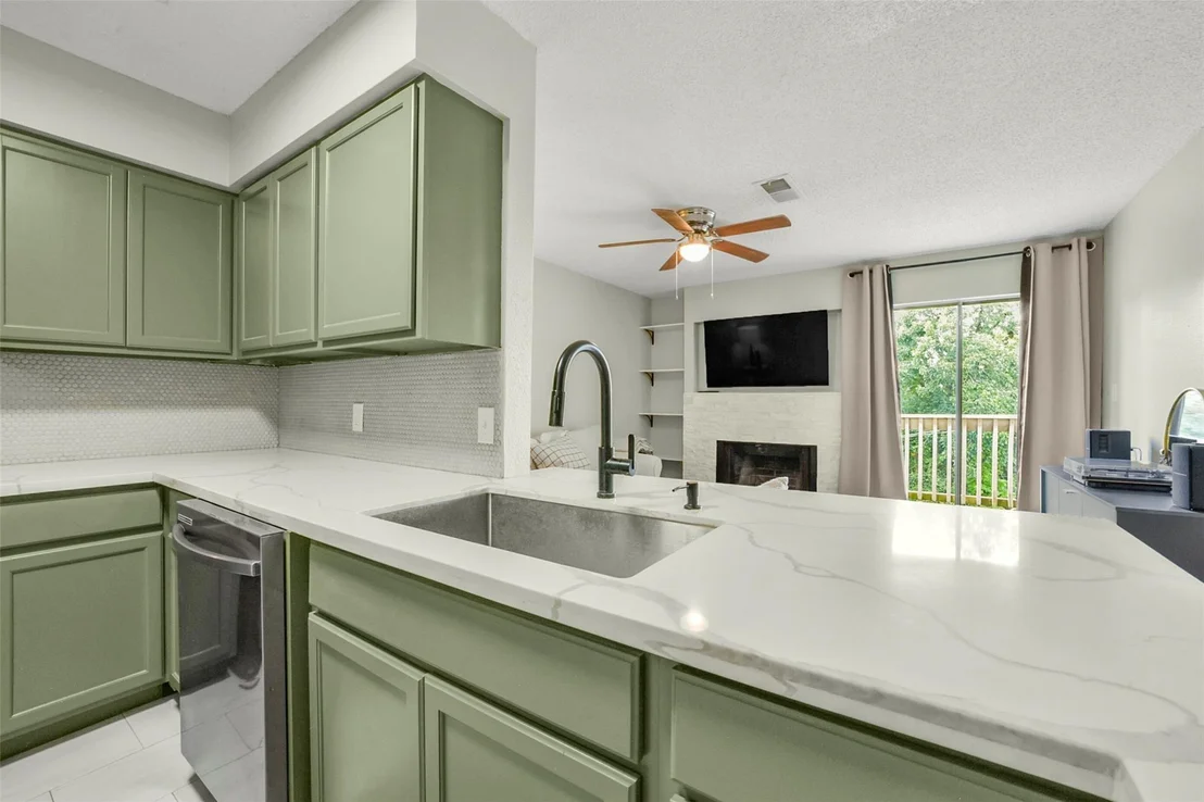 Photo of Unit 258C at 2501 Gulf Freeway