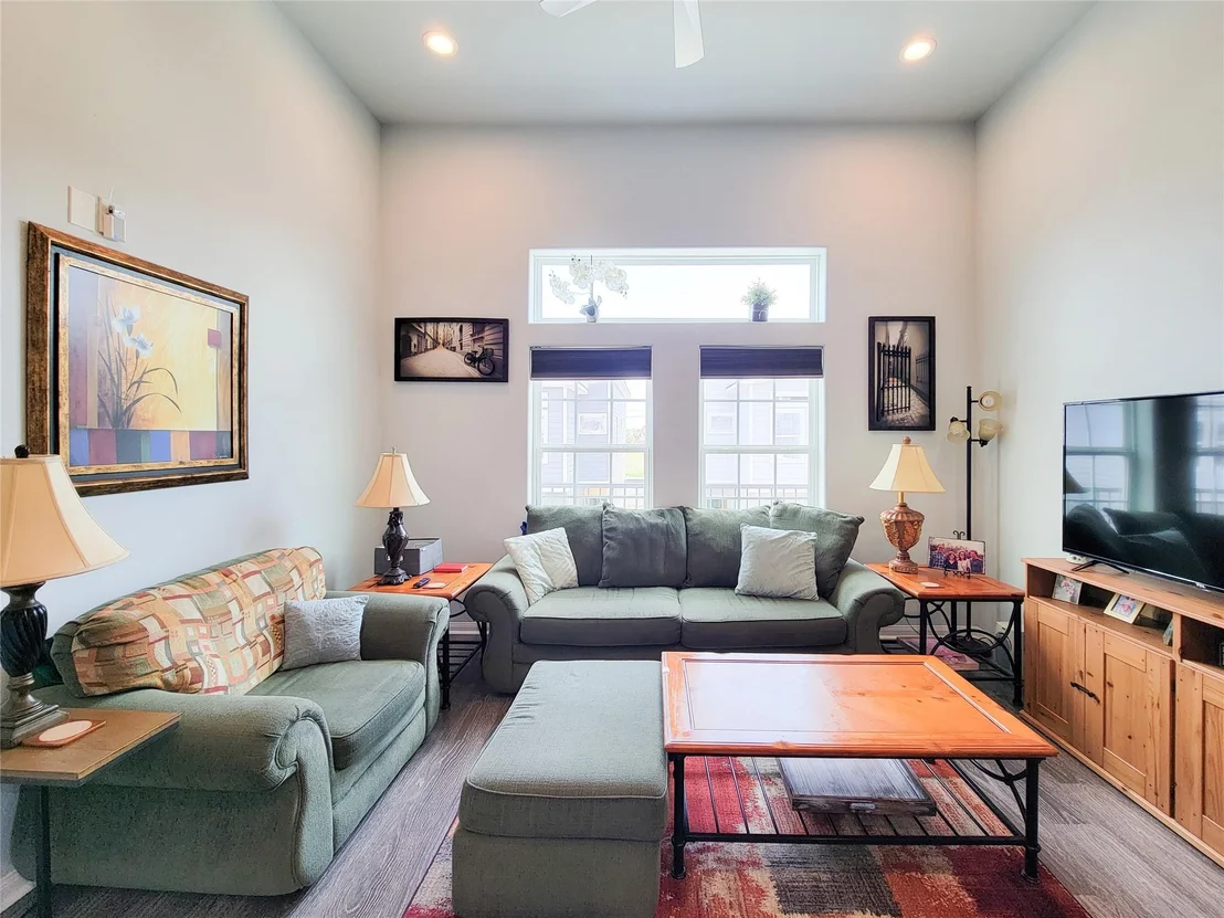 Photo of 18841 Elegance Avenue
