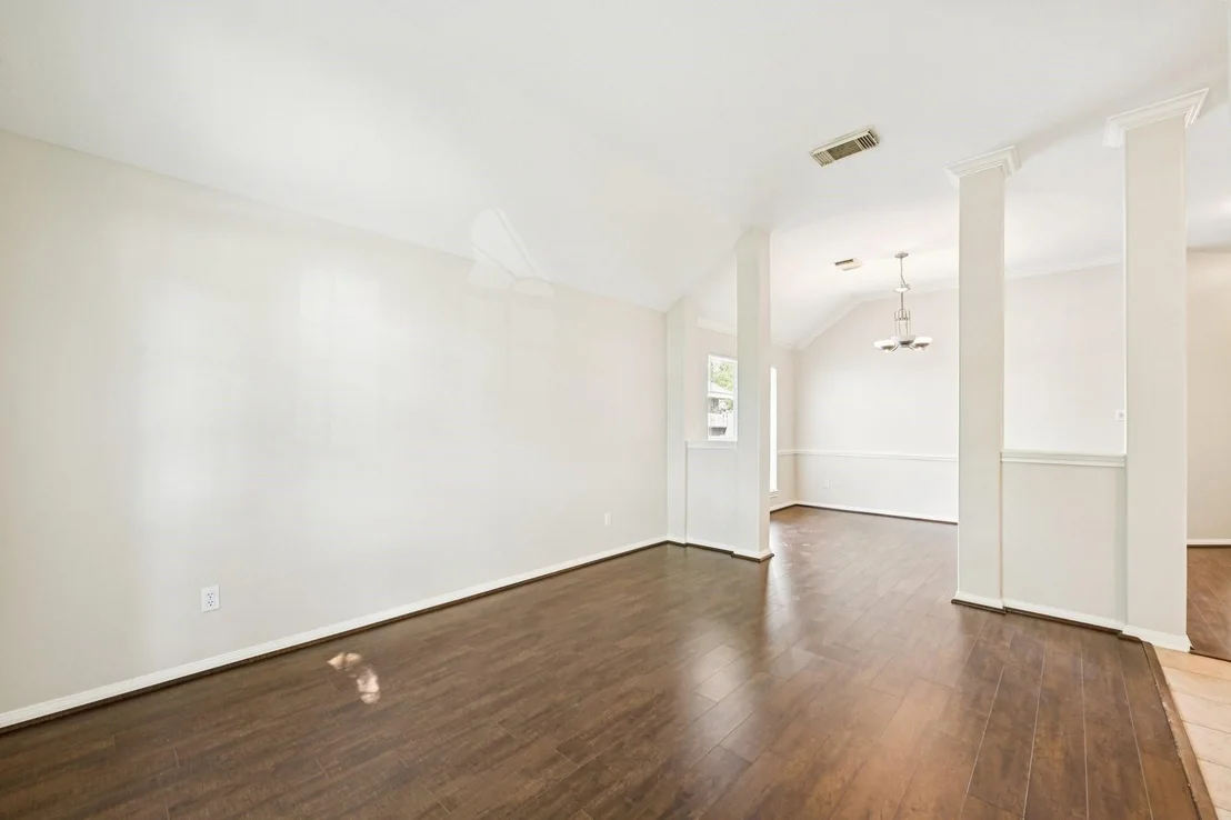 Photo of 1023 E Hampton Drive