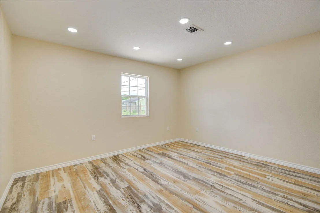 Photo of 826 W 12th Street