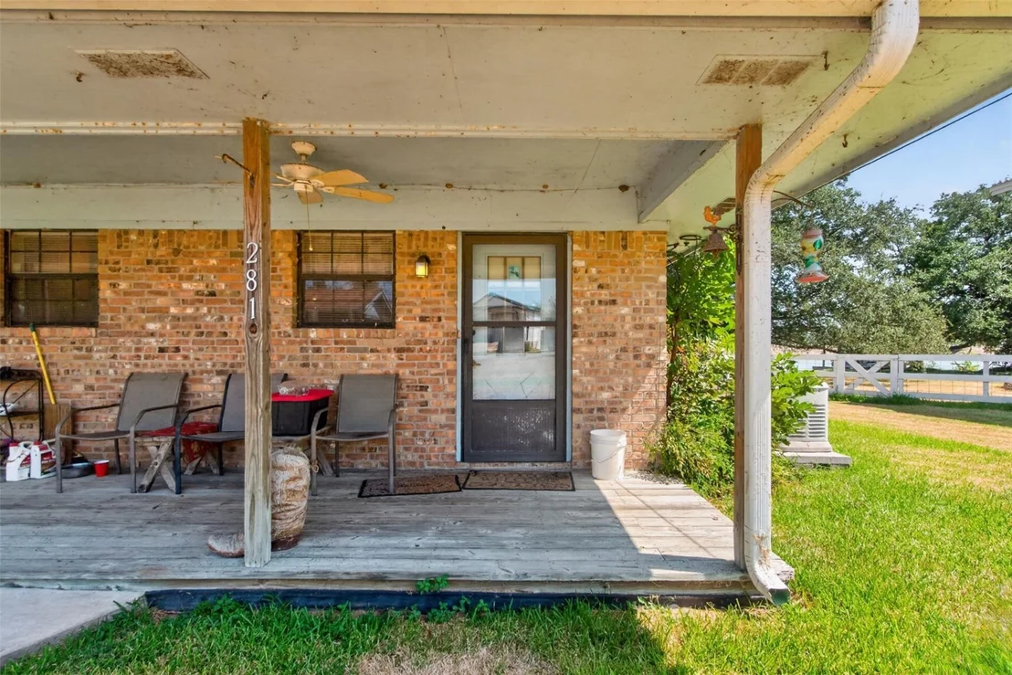Photo of 281 Lakeshore N