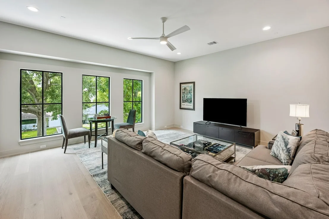 Photo of 2214 Chantilly Lane