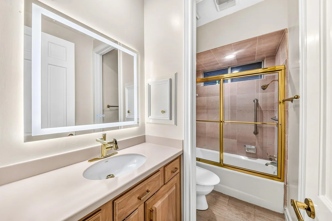 Photo of 407 Lakeside Boulevard