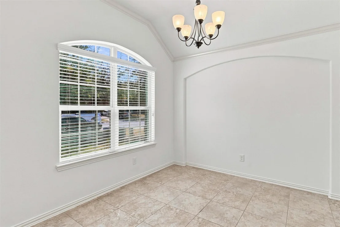 Photo of 637 Maple Point Drive E