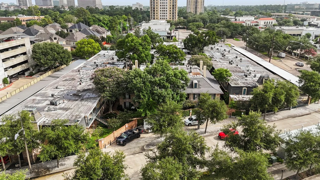 Photo of Unit 75 at 800 Post Oak Boulevard