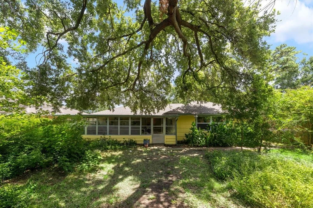 Photo of 2110 Chippendale Road