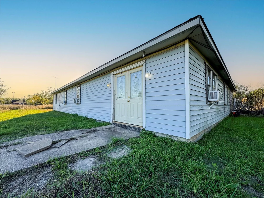 Photo of 2016 W Davis Bend Street