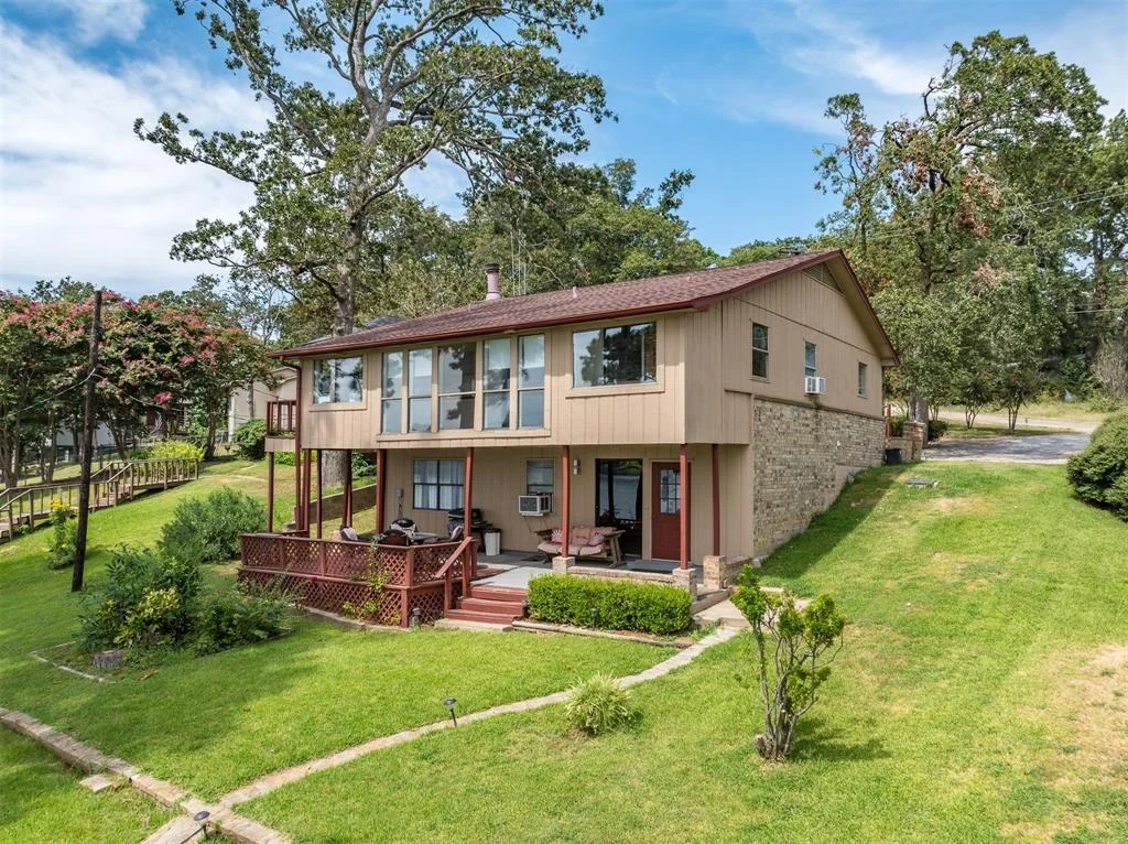 Photo of 23083 Lakeside Drive