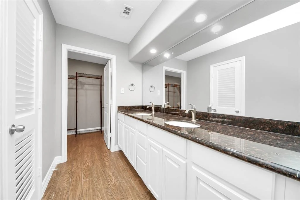 Photo of 1003 Oak Leaf Street