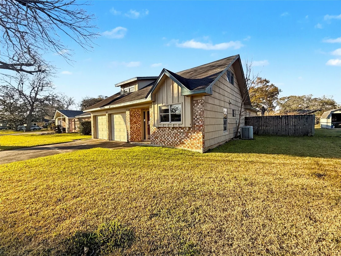 Photo of 613 Center Way Street