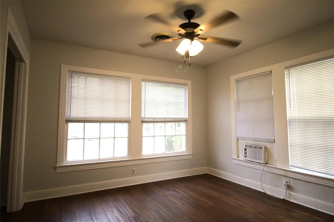 Photo of 1109 Manor Drive