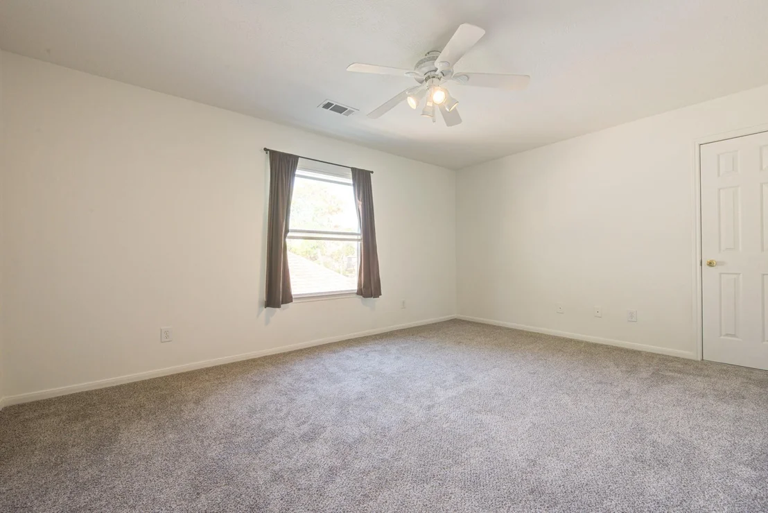 Photo of 18418 Lakeview Circle
