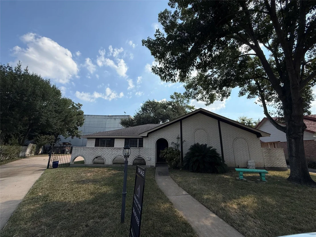 Photo of 930 W Forest Drive