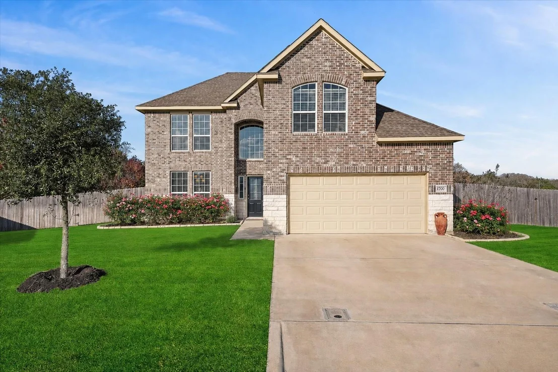 Photo of 1700 Twin Oaks Circle