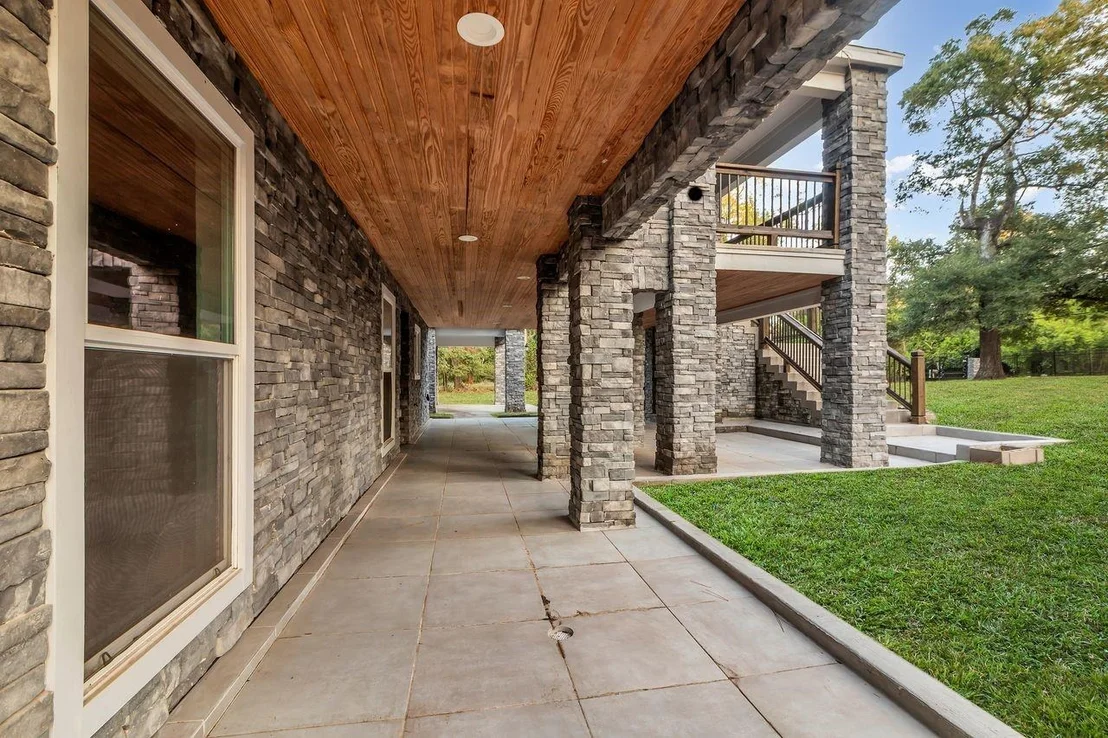 Photo of 83 White Oak Drive N