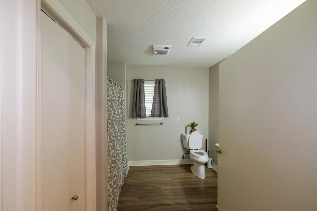 Photo of 915 Live Oak Drive