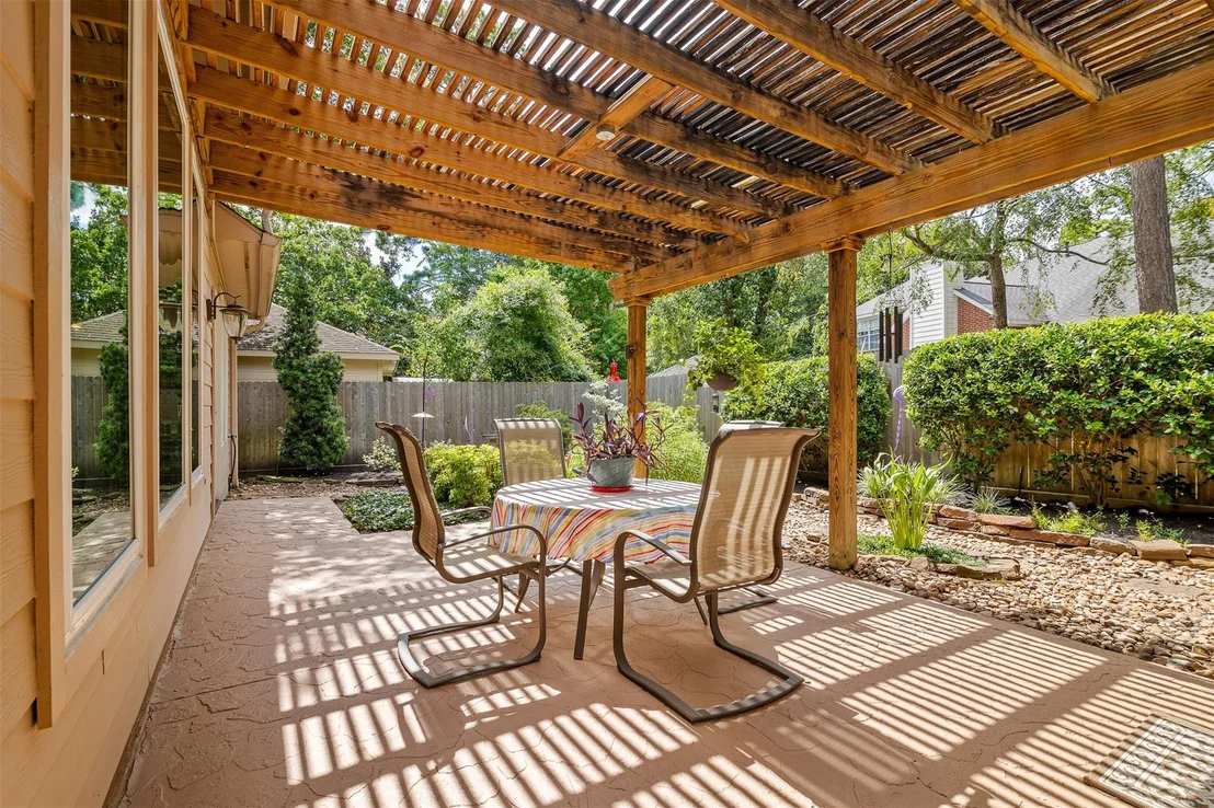 Photo of 122 S Evangeline Oaks Circle