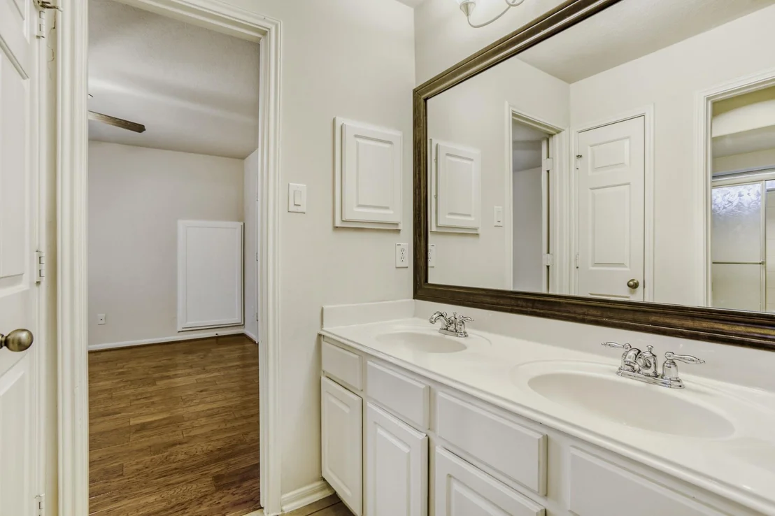 Photo of 19303 Valiant Woods Drive
