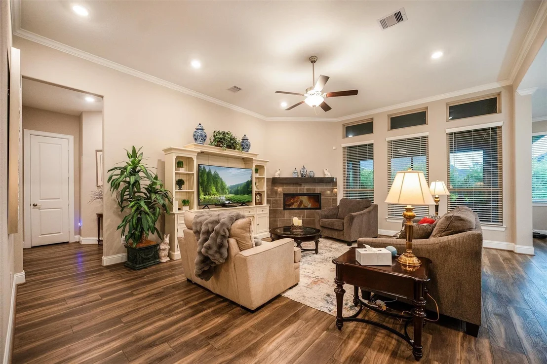 Photo of 915 Falcon Hollow Lane