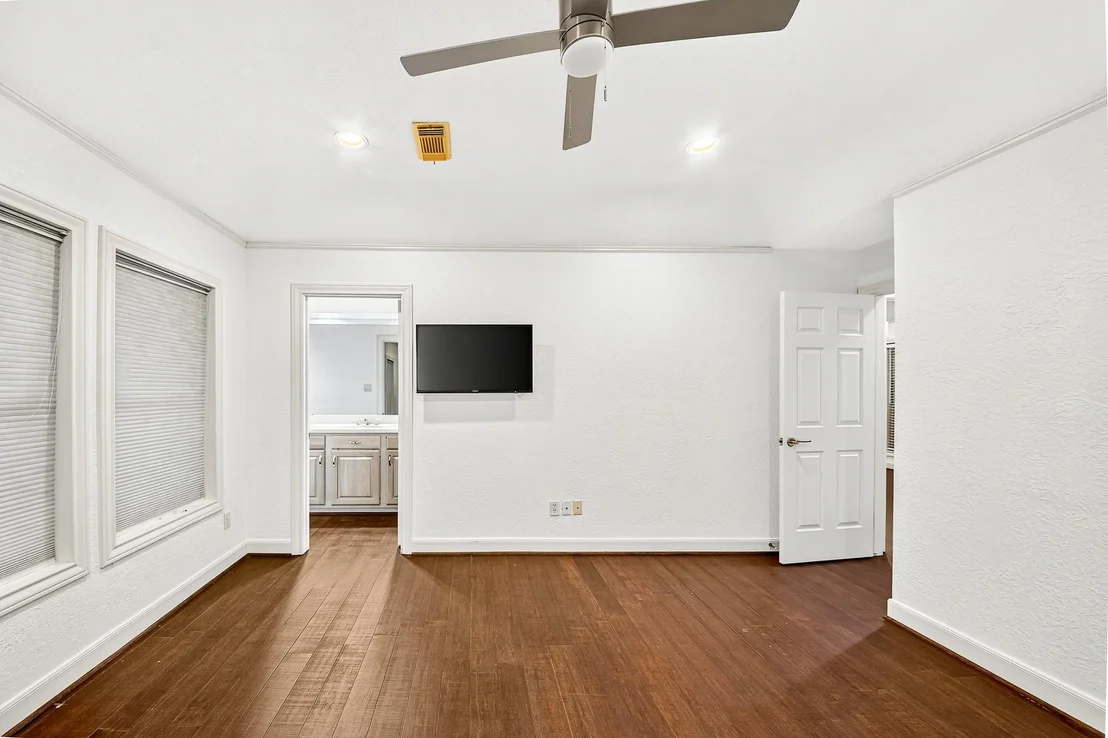 Photo of 407 Lakeside Boulevard