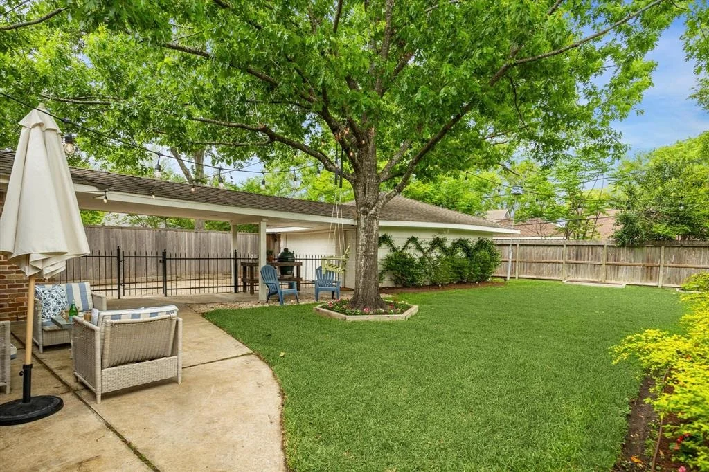 Photo of 7906 Meadowglen Lane