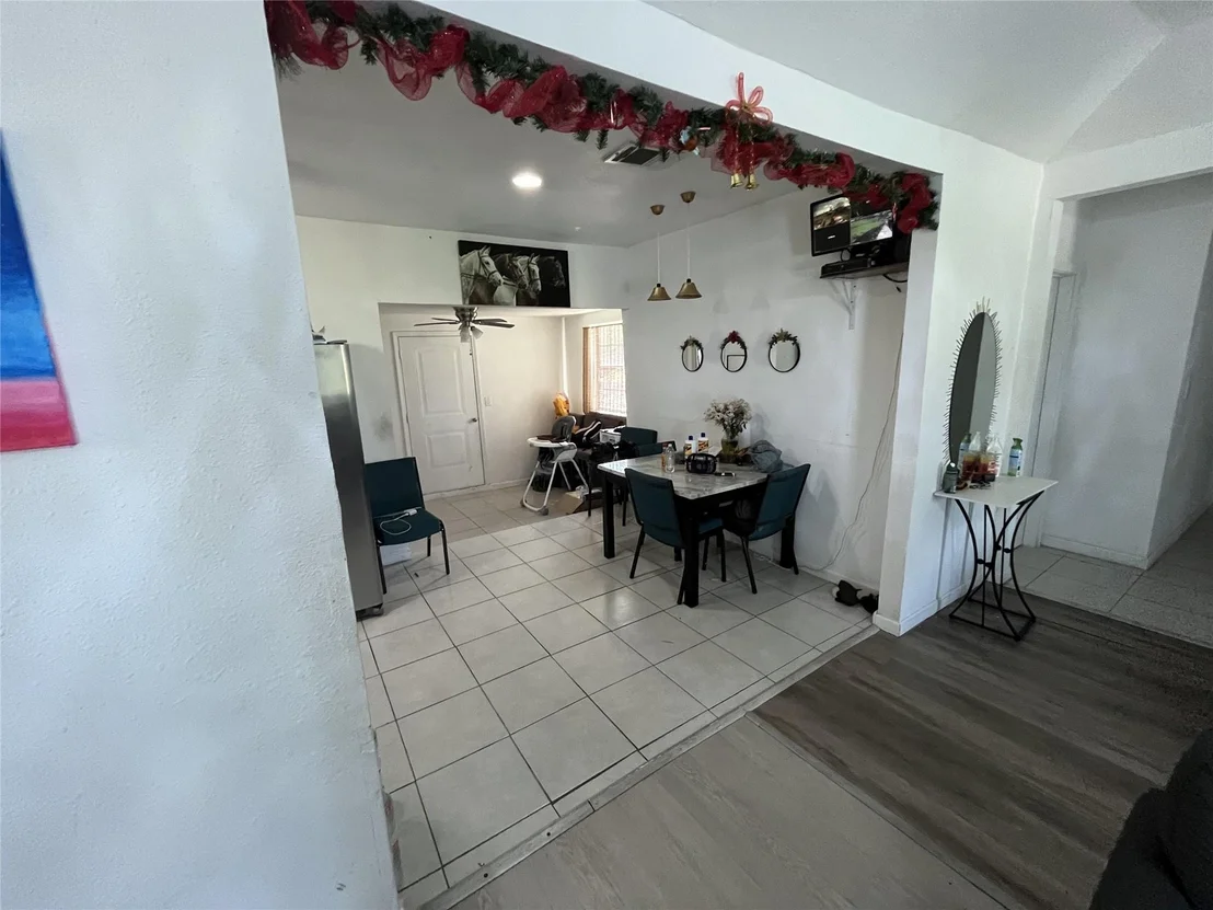 Photo of 925 Lear Street