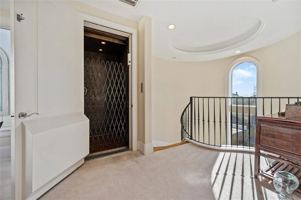 Photo of Unit E at 1700 Sunset Boulevard
