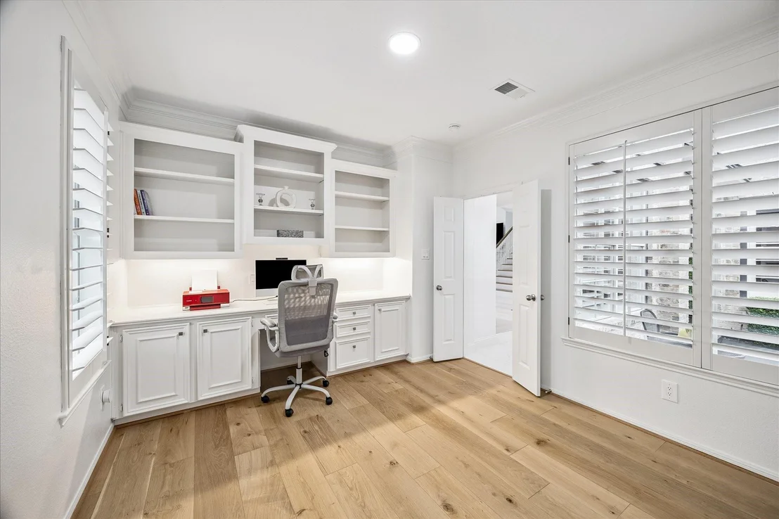 Photo of 15 W Beckonvale Circle