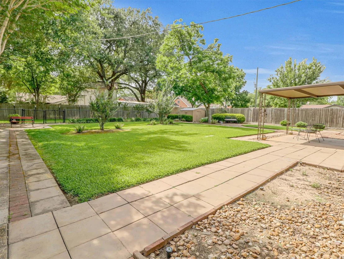 Photo of 805 Bluebonnet Lane