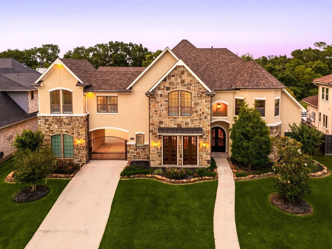 Photo of 915 Windsor Woods Lane