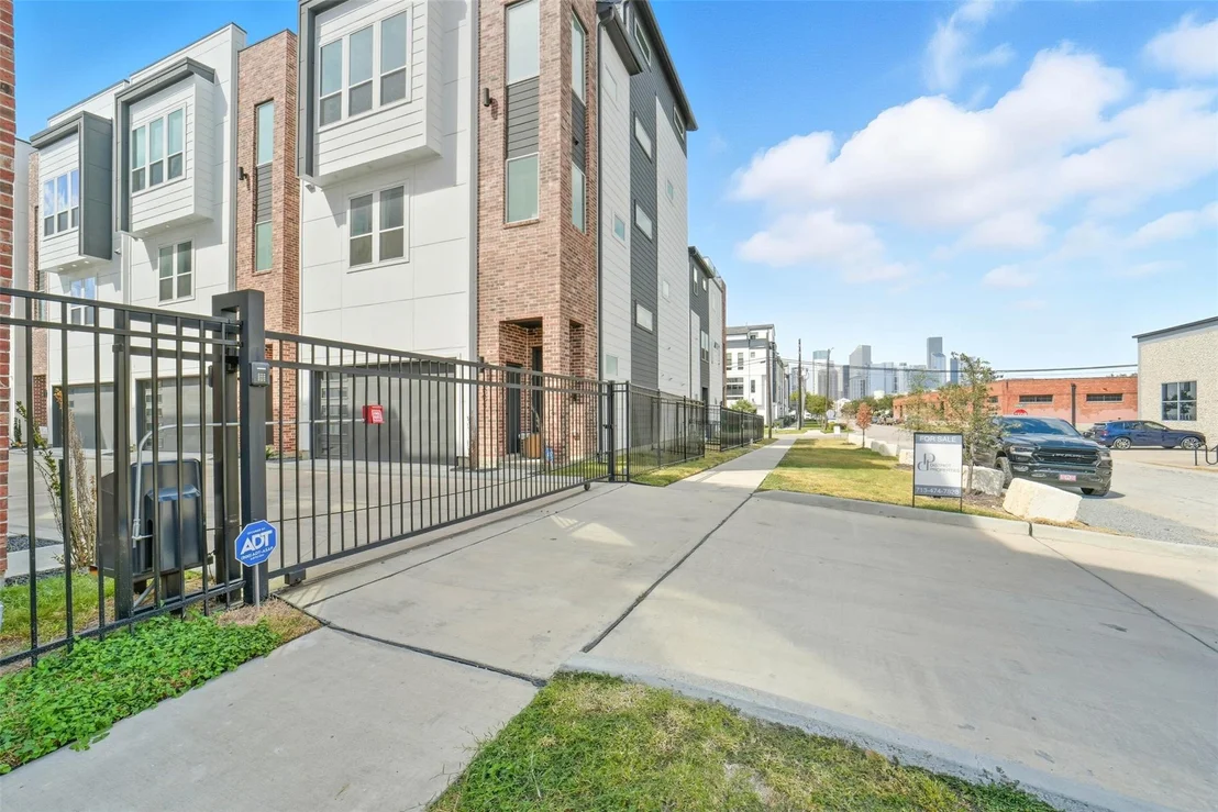 Photo of 3006 Lamar Street