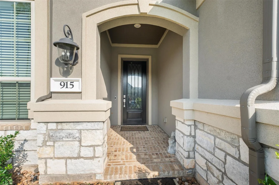 Photo of 915 Falcon Hollow Lane