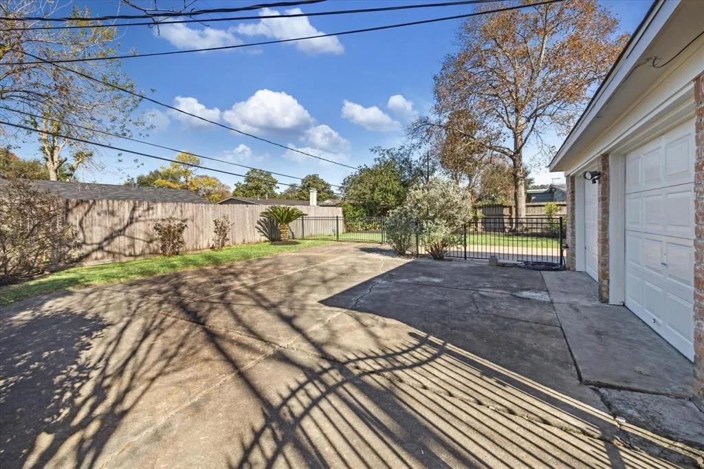 Photo of 9538 Meadowbriar Lane