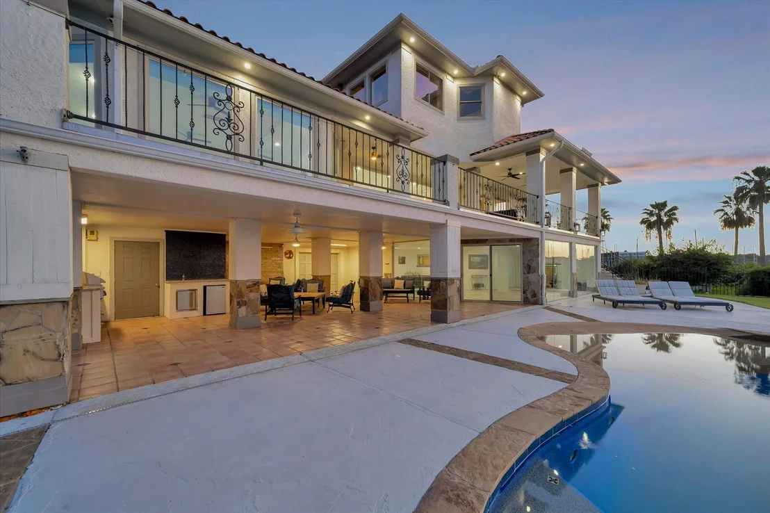 Photo of 2240 Marina Way