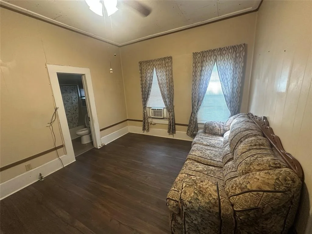 Photo of 5922 Railroad Street
