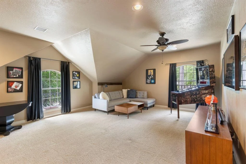 Photo of 63 N Wooded Brook Circle