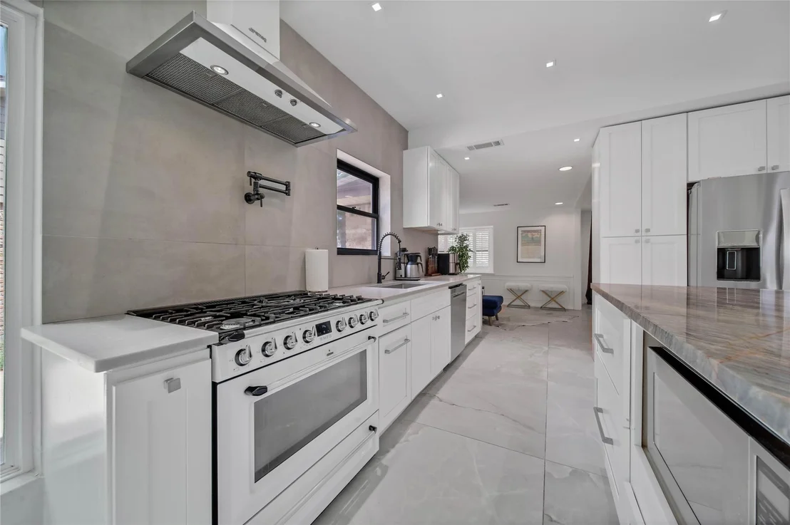 Photo of 1030 Chantilly Lane