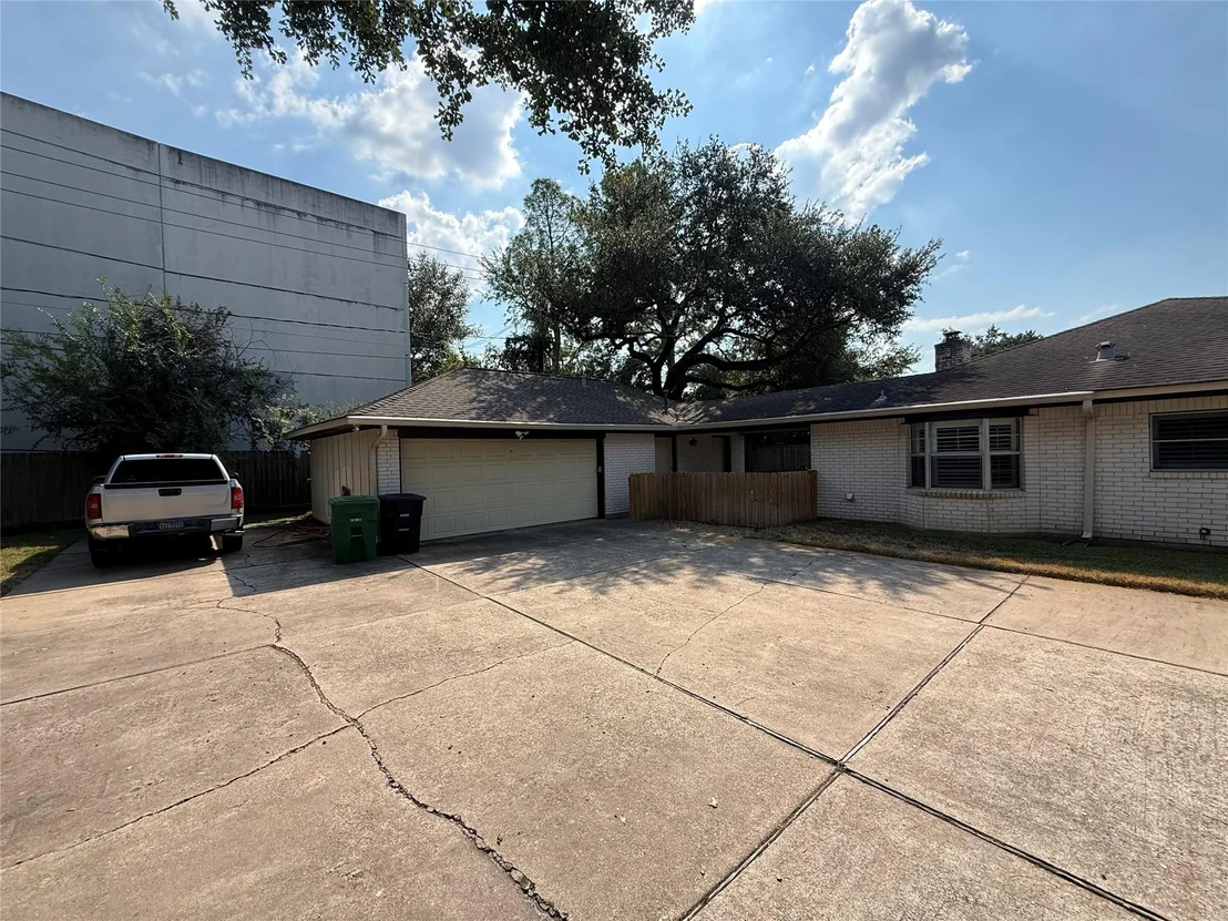 Photo of 930 W Forest Drive