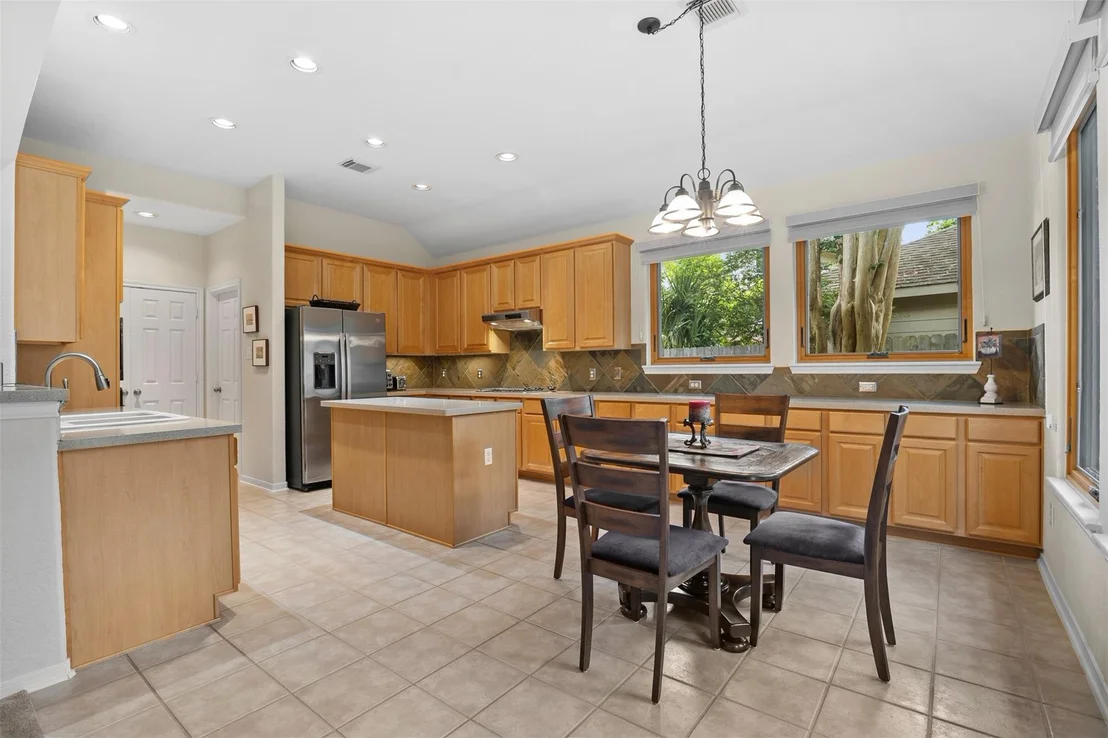 Photo of 122 S Evangeline Oaks Circle