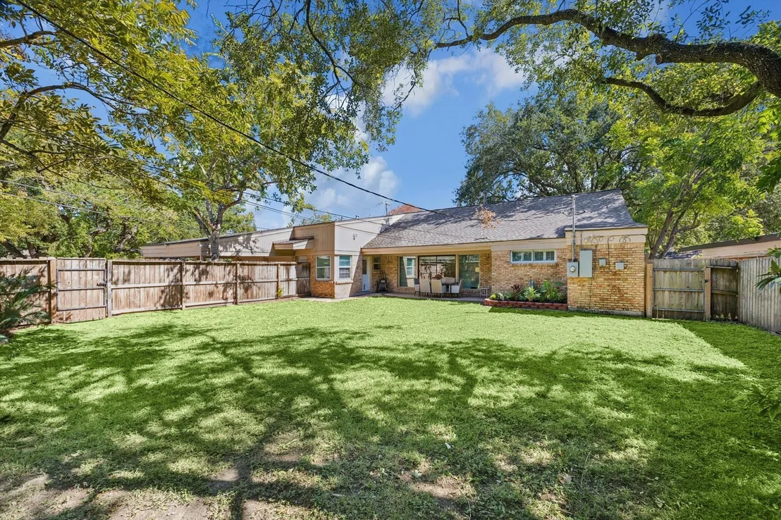 Photo of 10902 Mullins Drive